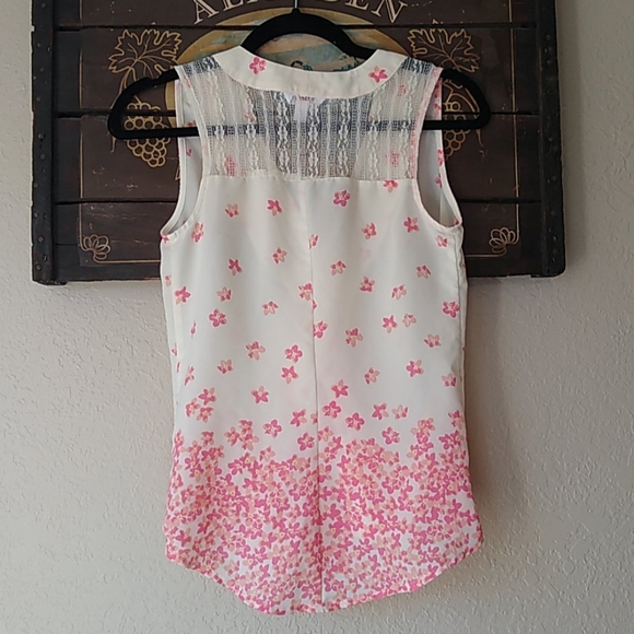 Beautiful top - Picture 2 of 4